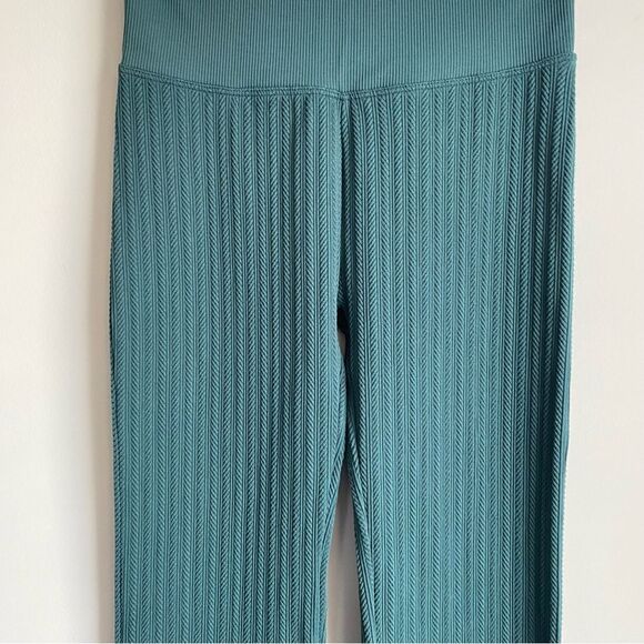 PINK SOFT SEAMLESS CABLE FLARE LEGGINGS - Picture 2 of 8